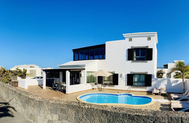 Faro Park, Luxury Villa (VV), heated pool, Sea views,500m shops/bars/restaurants