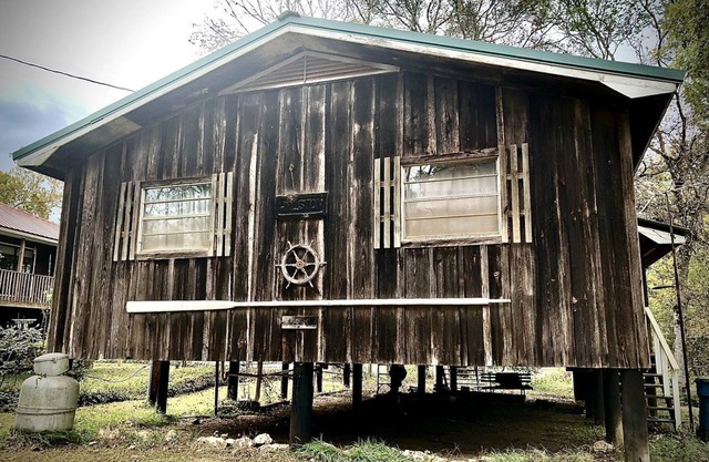 Fascinating Off-Grid River House for an Authentic Escape into Nature on the Alabama River