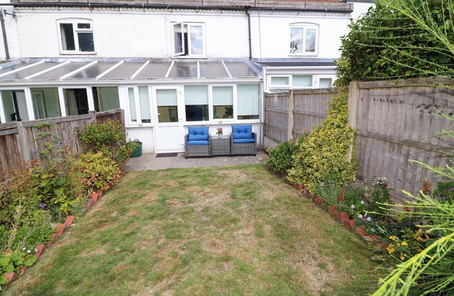 FAYE COTTAGE, pet friendly, character holiday cottage in Edwinstowe