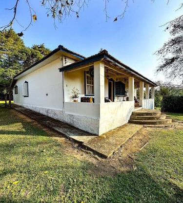 Fazenda com fácil acesso - Piscina e churrasqueira