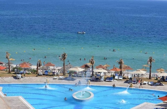 Featuring pool views, the apartment located2-minute walk from Chott Mariem beach