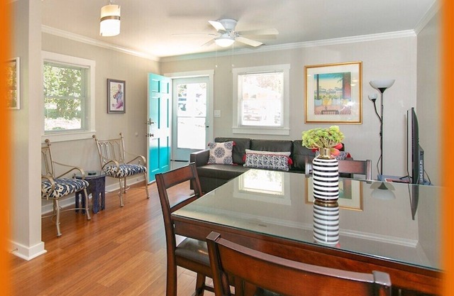 Fenced-DownTown-Pets-No Steps-Blazing Wifi-Stocked Kitchen-