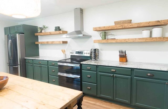 Fenced In|10 Min To DT|Sleeps 14|Walk In Shower