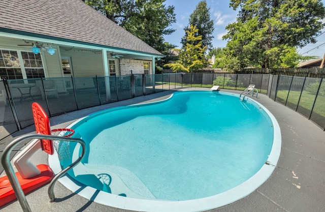 Fenced in Pool-Jacuzzi Tub-Walk to Dining & Shopping-Garage Parking-Gym