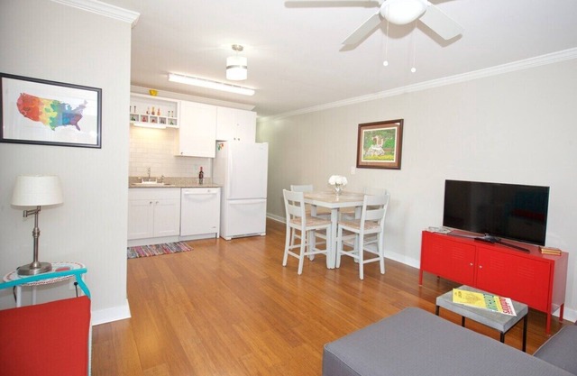 Fenced-No Steps-Pets-DownTown-Fast Wi-fi-Super Kitchen