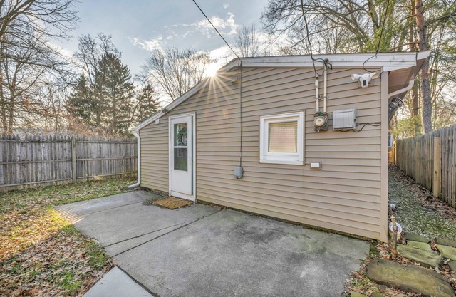 Fenced.Private Bungalow-CLE & BW.Dog Friendly!