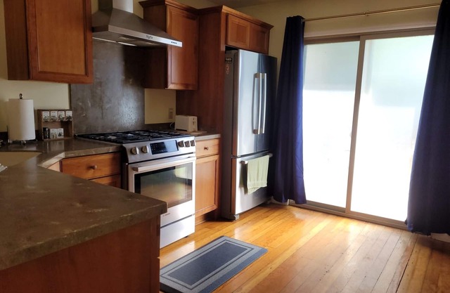 Fenced Yard, Pet Friendly, Cozy Cottage , Great Kitchen, Short Walk to Cal Poly