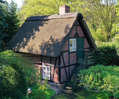 Ferienhaus unter Reet im Heidedorf Sankt Dionys bei Lüneburg
