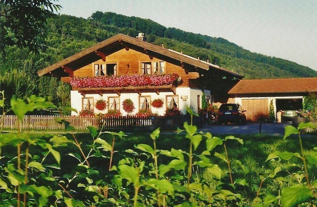 Ferienwohnung 100 qm mit Wohnzimmer, 2 seperate Schlafzimmer, großes Bad mit WC, zusätzliches WC, Terrasse, Garten