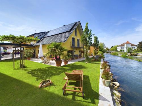 Ferienwohnung, 2 Zimmer, 4 bis 6 Personen, 67 qm, mit großem Balkon, entlang am Fluss, an der Aach, am Bodensee, nah am Naturschutzgebiet