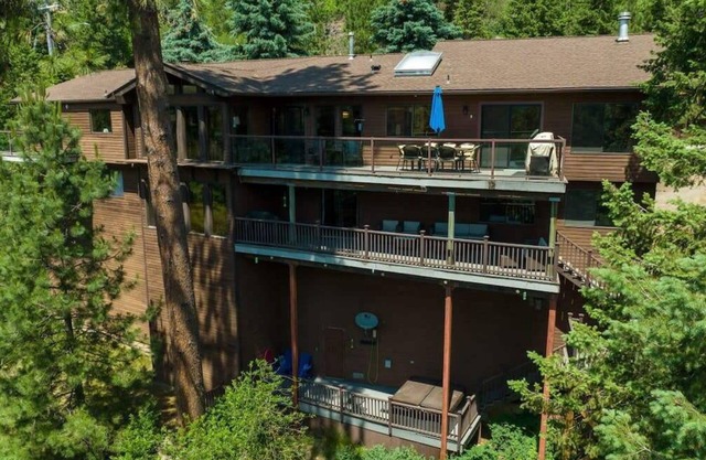 Fernan Lake Lodge | Great lake view close to town