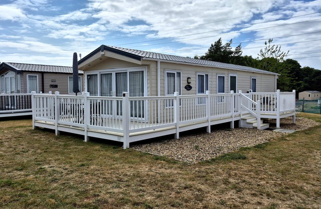 FERNWOOD LODGE, pet friendly, with pool in Belton, Norfolk