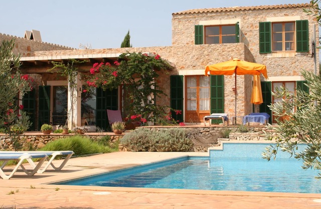 Fetget, quiet rural estate with swimming pool.