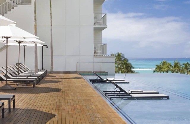 Few Blocks From The Waikiki Beach! 3 Ocean Views, Pets Allowed, 2 Restaurants