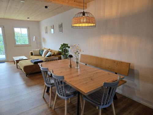 FeWo2 großräumige FeWo in Riegel am Kaiserstuhl über 2 Etagen, Galerie, Balkon