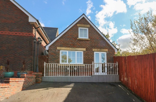 FFAU'R DDRAIG, pet friendly, character holiday cottage in Cross Hands