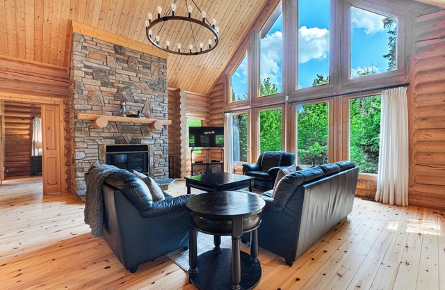 Fiddler Lake Resort : Luxury Chalet + Hot Tub