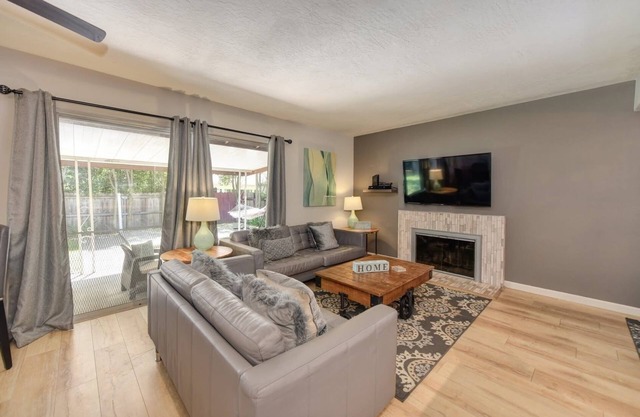 FieldOnBlue Large Yard Grill, Garage, close to Downtown, Golden One, UC Davis