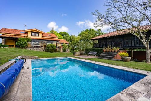Figares, casa con piscina