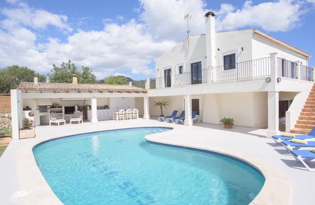 Finca mit Pool und Grill in Ruhiger Lage