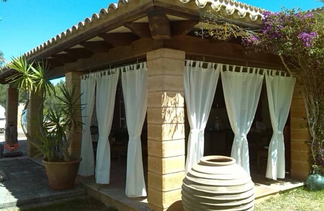 Finca with large pool and good location