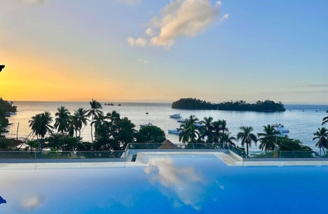 Finely Decorated Apt, Spectacular Bay View, Pool, Jacuzzi, Full AC