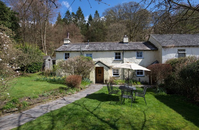 FIR TREE COTTAGE, pet friendly, with open fire in Grasmere