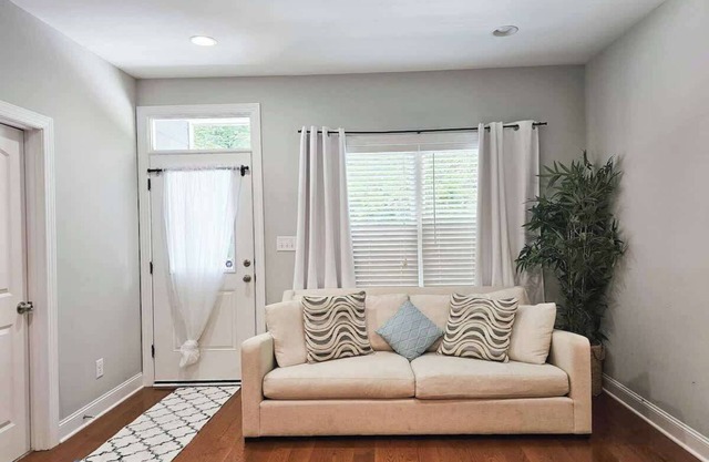 Fire Pit - 4 Min from UNC - 7 Min from Carrboro - Fast Wi-Fi