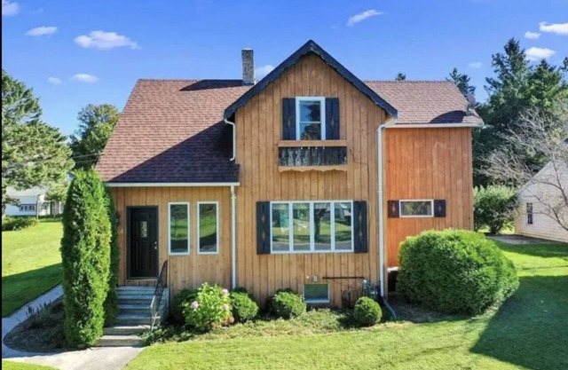 Fire pit, grill, patio, and blocks from Lake Michigan beach!
