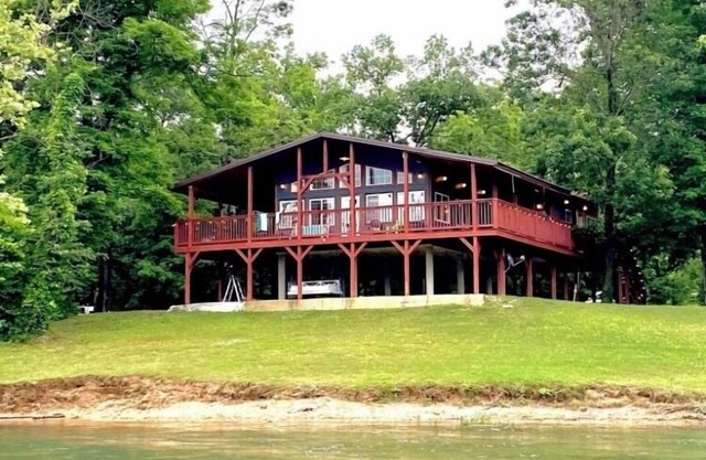 "Firefly on the Current" Gorgeous Riverfront Modern Cabin on Current River