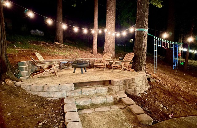 FirePit~Horseshoes~King Bed~Near Lake, Wine, Farms