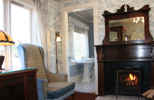 Fireplace/1800rope QUEENBED/desk/highboy dresser/clawfoot tub/shower