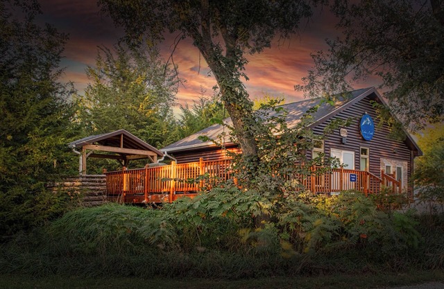 Fireside Cabin w/Hot Tub. 2 Bedrooms w/3 Queen Beds. Spacious and Pet Friendly!