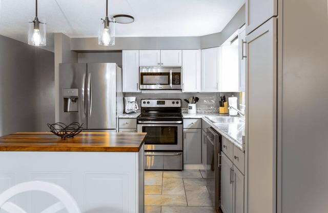 Fireside Charm on Strawberry Hill – A Tranquil Escape! Hot Tub, Pet Friendly