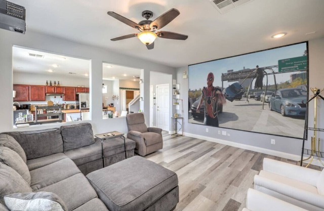 Firewood | 15 min to Strip, Full Kitchen, King Bed