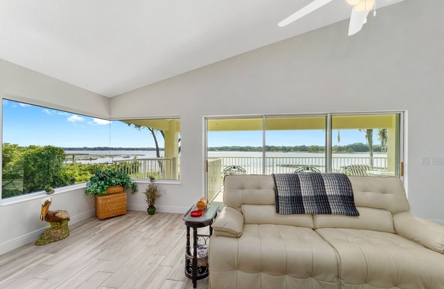 Fish, Swim and Play! Steps to Private spring fed "Smith Lake"