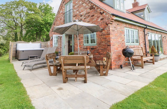 FISHERMANS COTTAGE, with hot tub in Darlington