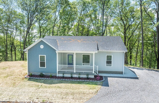 Fishing, duck hunting, boating or whatever else Lake Barkley has to offer. This is your stay!