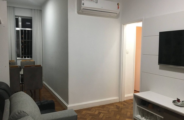 Fit 2 bedrooms 1 block from the beach in the heart of Icarai