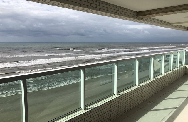 FIT. Mongaguá 3 SUN. 1 SUITE SEA FRONT WITH POOL.