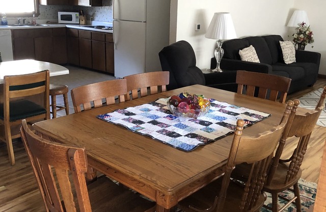 Five Bedroom Fully Furnished Guesthouse in NE Iowa Sleeps 10