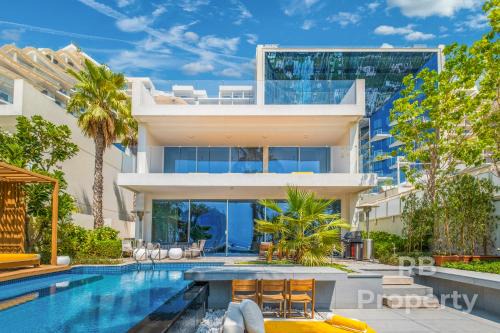 FIVE Palm Beach Villa with Three Floors, Private Pool and Jacuzzi by Exclusive Holiday Homes
