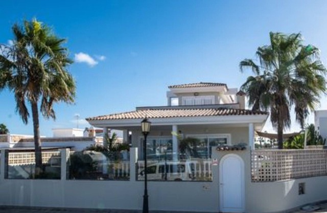 Five Star Beach Villa - "Villa Sueno" (Dream Villa)