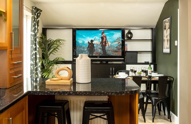 Flamingo Retreat - Stunning home with garden & parking