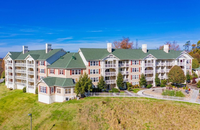 FLASH SALE! Spacious Townhome w/Resort Indoor & Outdoor Pools, 3 Hot Tubs, WiFi & More!