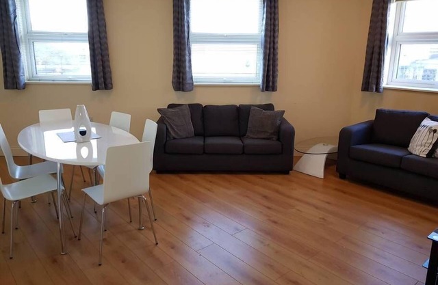 Flat 10 Roomy Apt, close to Hospital, Ships & Mayflower