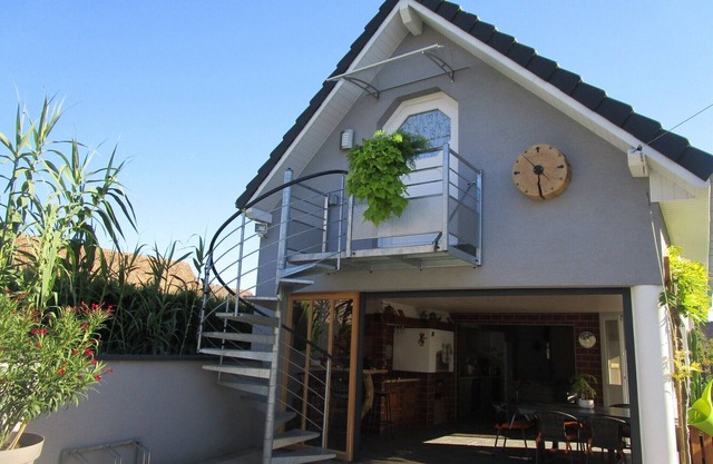 Flat-cottage new in dependence fully equipped + parking. Very calm