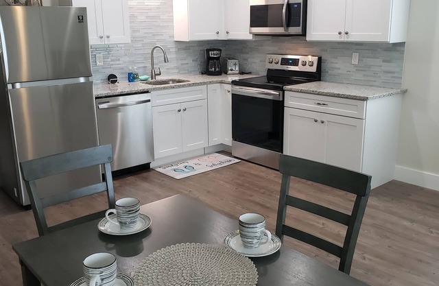 Flip Flop Life , 1 br/1 ba for families up to 3 , short walk to the beach !