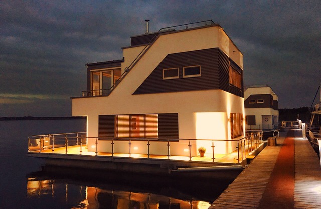 Floating 2 bedroom villa with fireplace and air conditioning