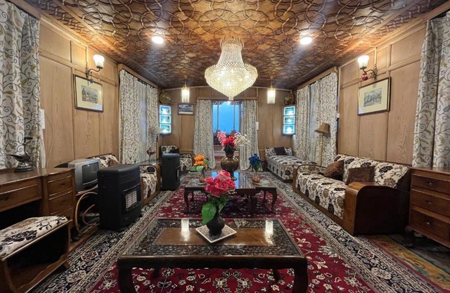 Floating Shanghai group of houseboats